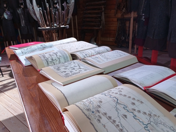 Передачу уникальных книг «Омской крепости» отметили стрельбой из пушек 