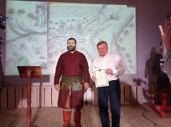 Передачу уникальных книг «Омской крепости» отметили стрельбой из пушек 