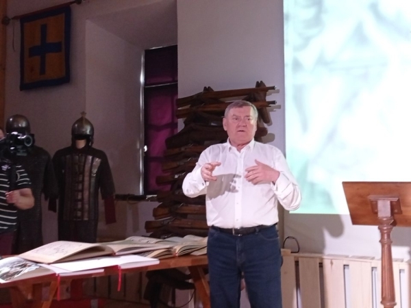 Передачу уникальных книг «Омской крепости» отметили стрельбой из пушек 