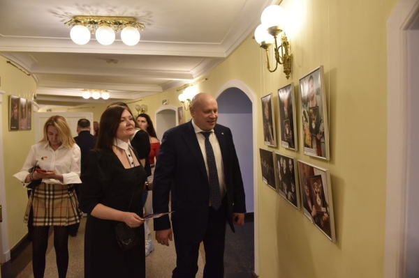 Шелест высоко оценил премьеру в Омской драме