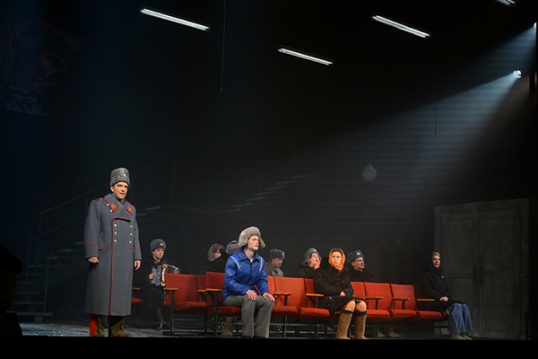 Театр Вахтангова «отправил» омских зрителей во времена СССР