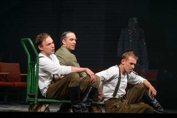 Театр Вахтангова «отправил» омских зрителей во времена СССР