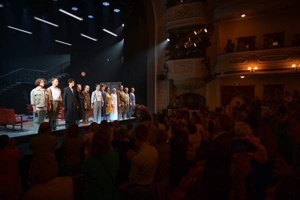 Театр Вахтангова «отправил» омских зрителей во времена СССР