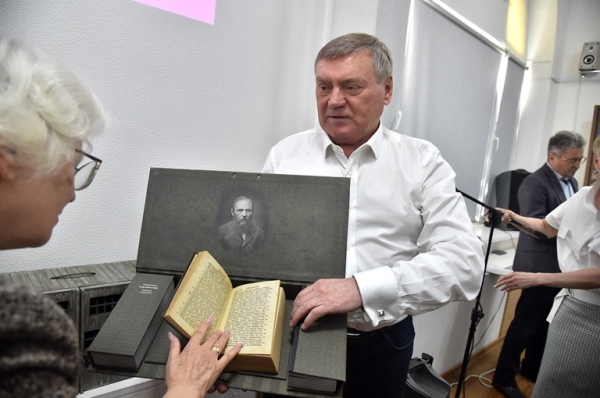 Уникальное «Евангелие Достоевского» подарили омской библиотеке