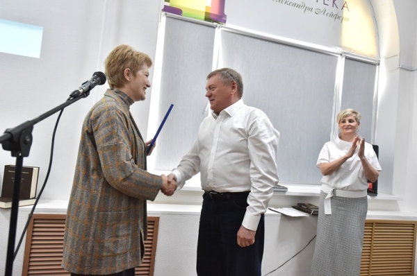 Уникальное «Евангелие Достоевского» подарили омской библиотеке