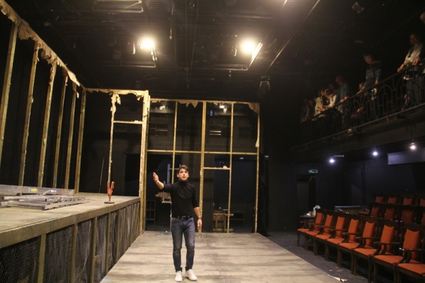 Закулисье Омской драмы: трюм сцены, актерские приметы и кирпич Достоевского