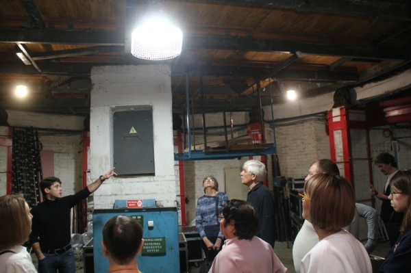 Закулисье Омской драмы: трюм сцены, актерские приметы и кирпич Достоевского