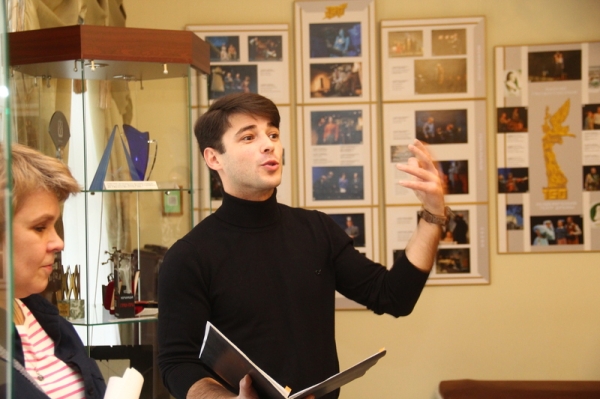 Закулисье Омской драмы: трюм сцены, актерские приметы и кирпич Достоевского