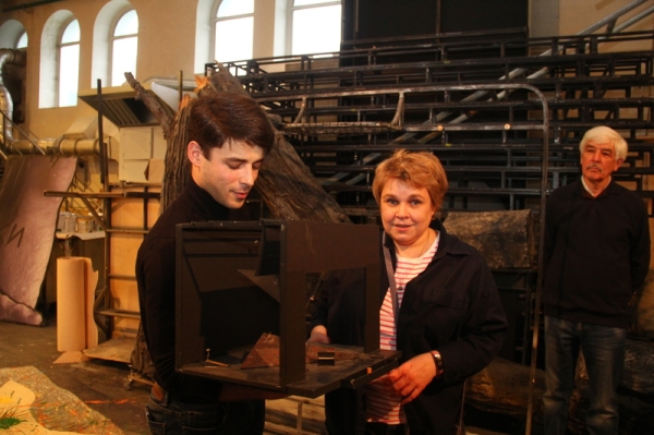 Закулисье Омской драмы: трюм сцены, актерские приметы и кирпич Достоевского