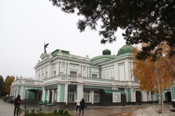 Закулисье Омской драмы: трюм сцены, актерские приметы и кирпич Достоевского