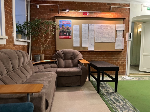 Закулисье Омской драмы: трюм сцены, актерские приметы и кирпич Достоевского