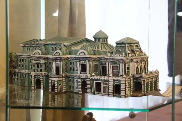 Закулисье Омской драмы: трюм сцены, актерские приметы и кирпич Достоевского