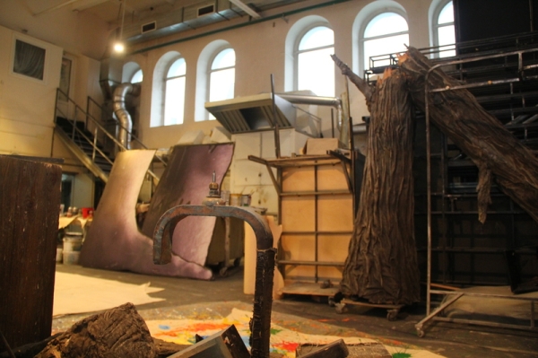 Закулисье Омской драмы: трюм сцены, актерские приметы и кирпич Достоевского