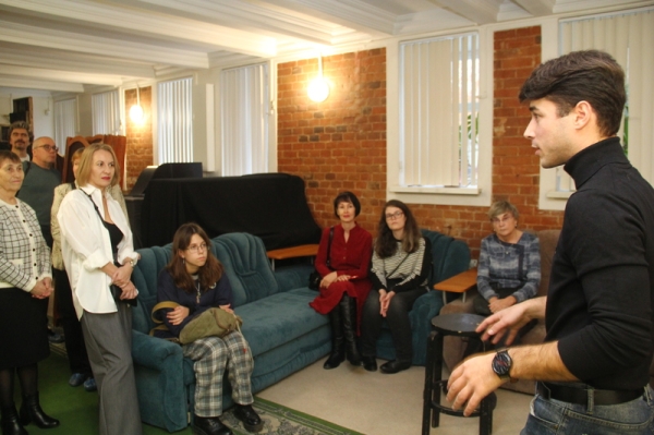 Закулисье Омской драмы: трюм сцены, актерские приметы и кирпич Достоевского