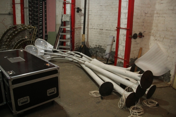 Закулисье Омской драмы: трюм сцены, актерские приметы и кирпич Достоевского