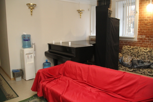 Закулисье Омской драмы: трюм сцены, актерские приметы и кирпич Достоевского