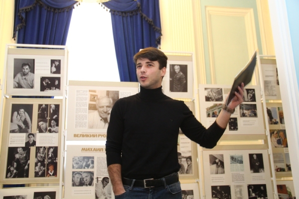 Закулисье Омской драмы: трюм сцены, актерские приметы и кирпич Достоевского