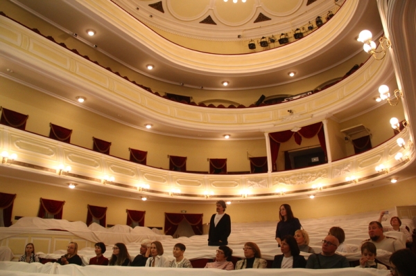 Закулисье Омской драмы: трюм сцены, актерские приметы и кирпич Достоевского